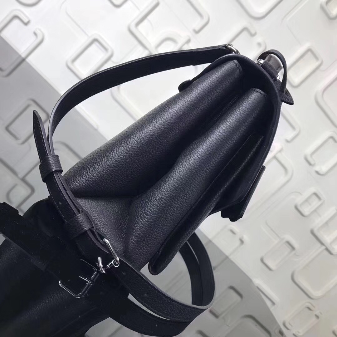 L0vis Vvtt0n Lockme Black Bag M54878