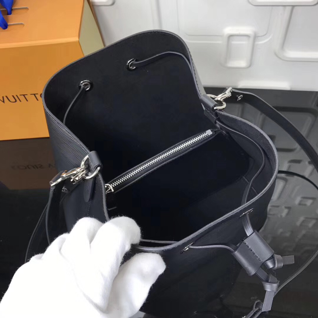 L0vis Vvtt0n Lockme Bucket EPI Leather in Black
