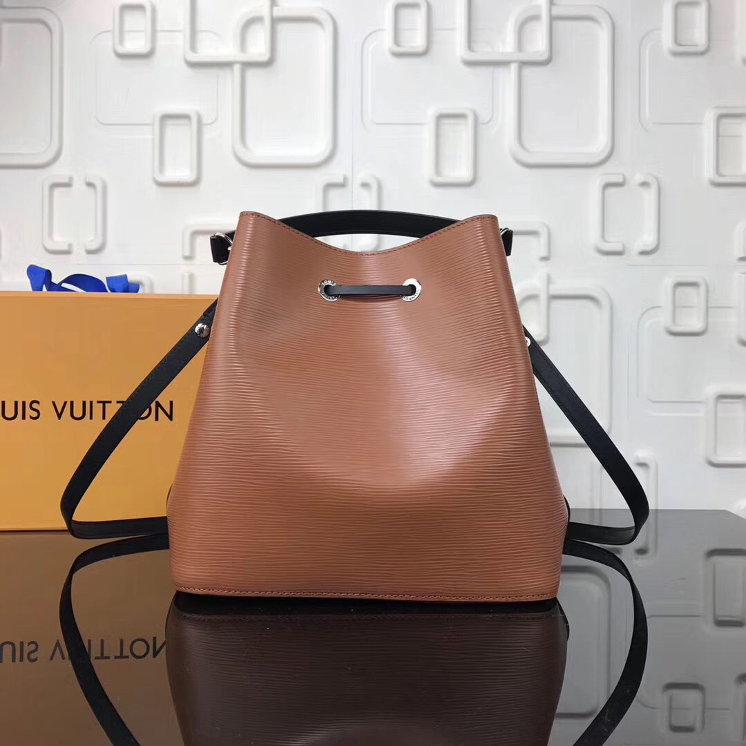L0vis Vvtt0n Lockme Bucket EPI Leather in Khaki