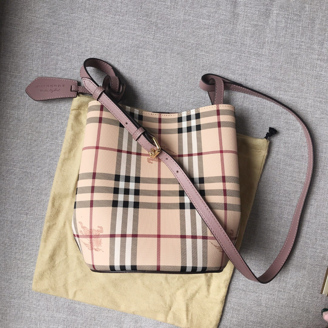 Bv*b*rry Haymarket Bucket bag in Pink