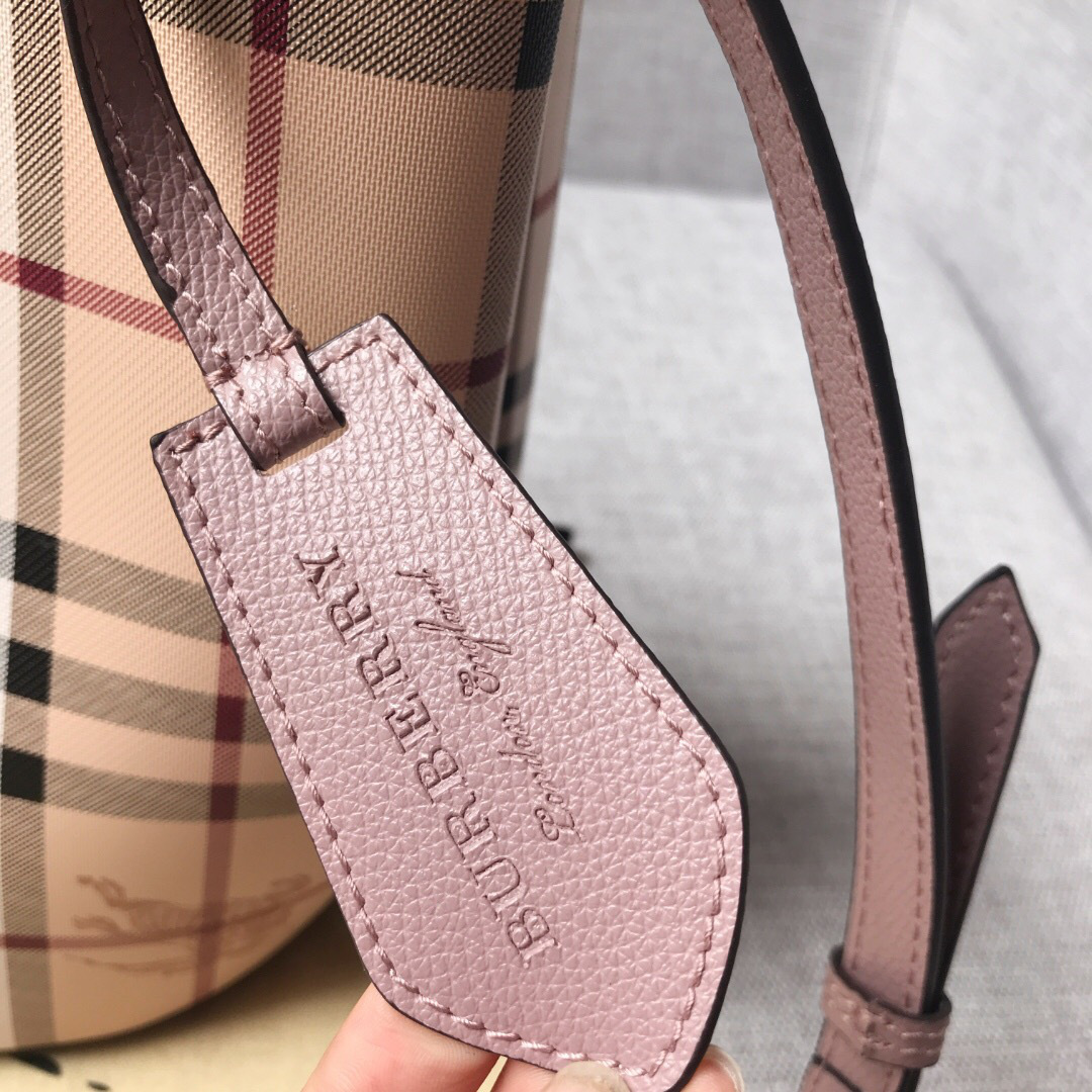 Bv*b*rry Haymarket Bucket bag in Pink