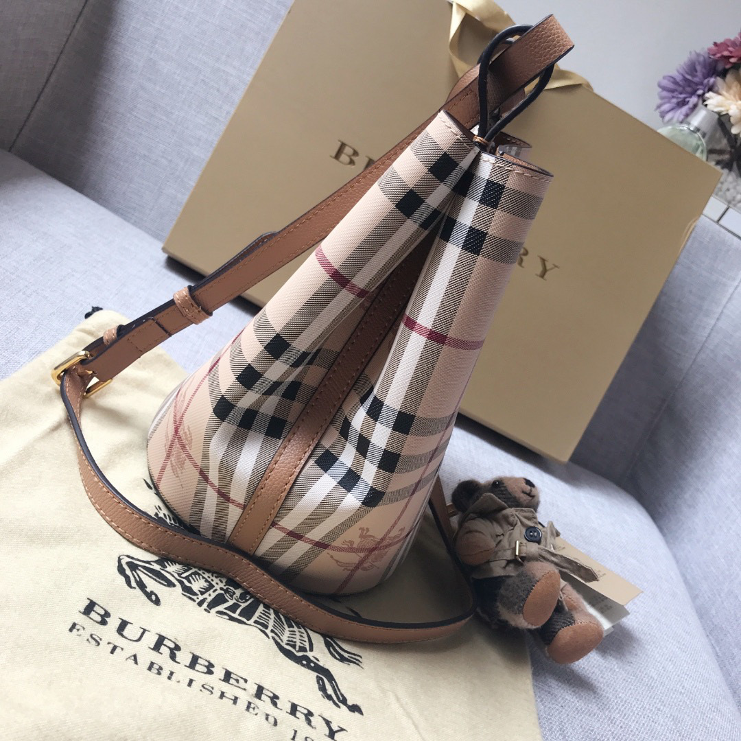 Bv*b*rry Haymarket Bucket bag in Khaki