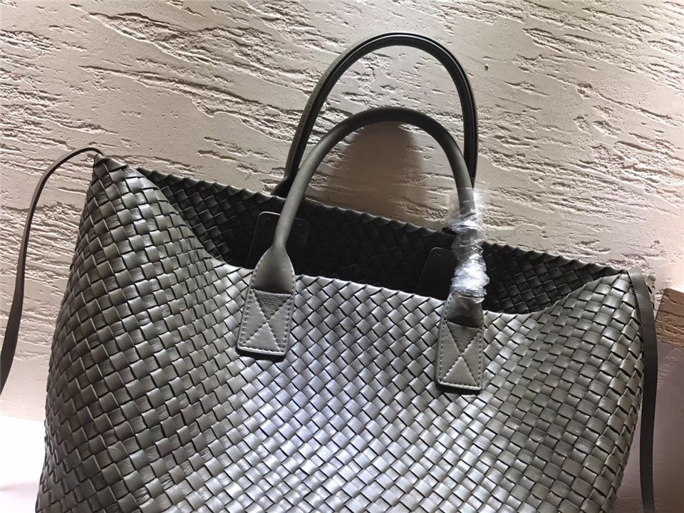 B0tt*ga Ven*ta sheepskin knitted large shopping bags in Gray