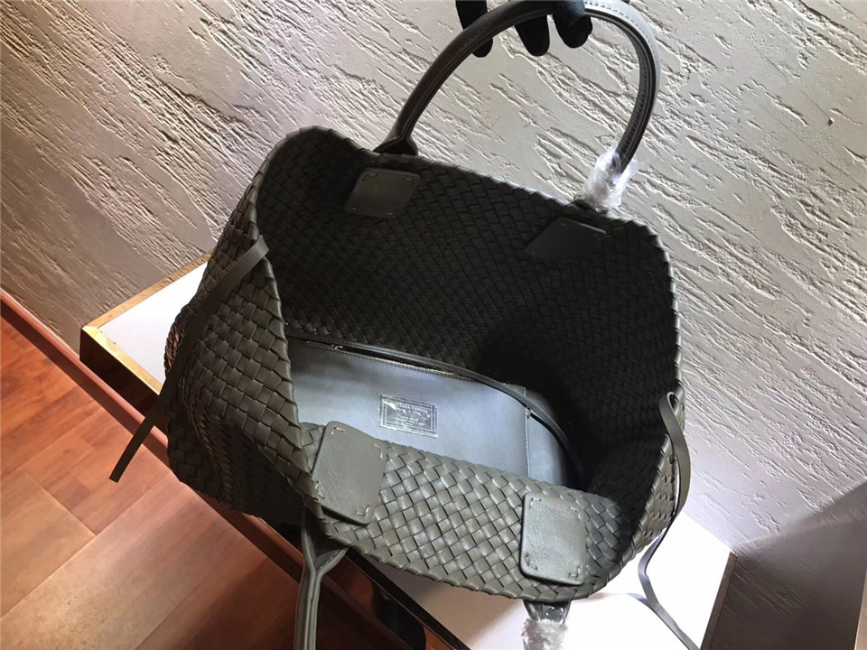 B0tt*ga Ven*ta sheepskin knitted large shopping bags in Gray