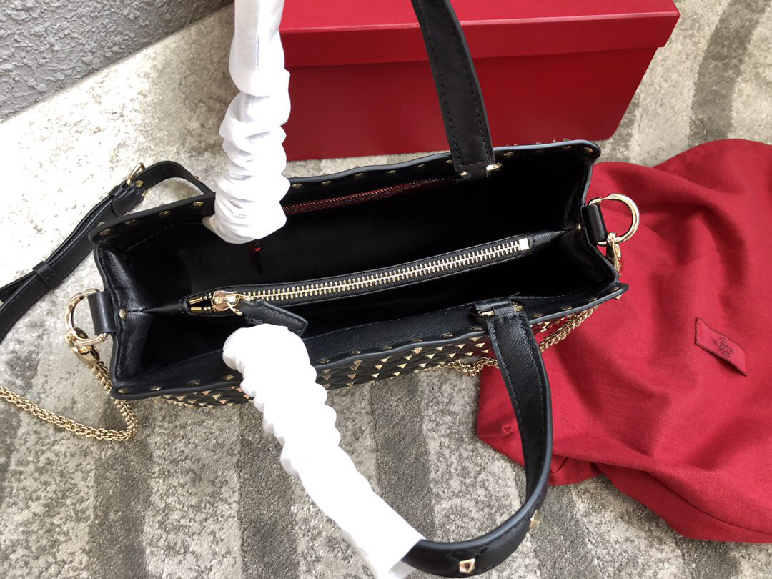 Va1e*ntin0 Garavani Rockstud Spike Lambskin Handbag in Black