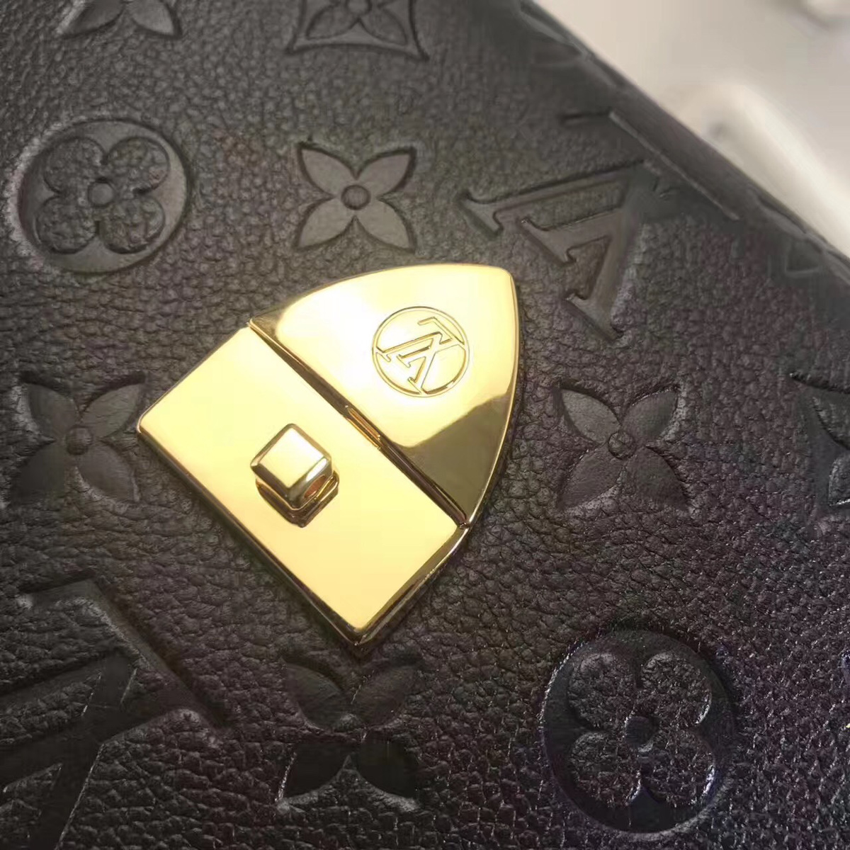 L0vis Vvtt0n Chain handbag M43393 Black