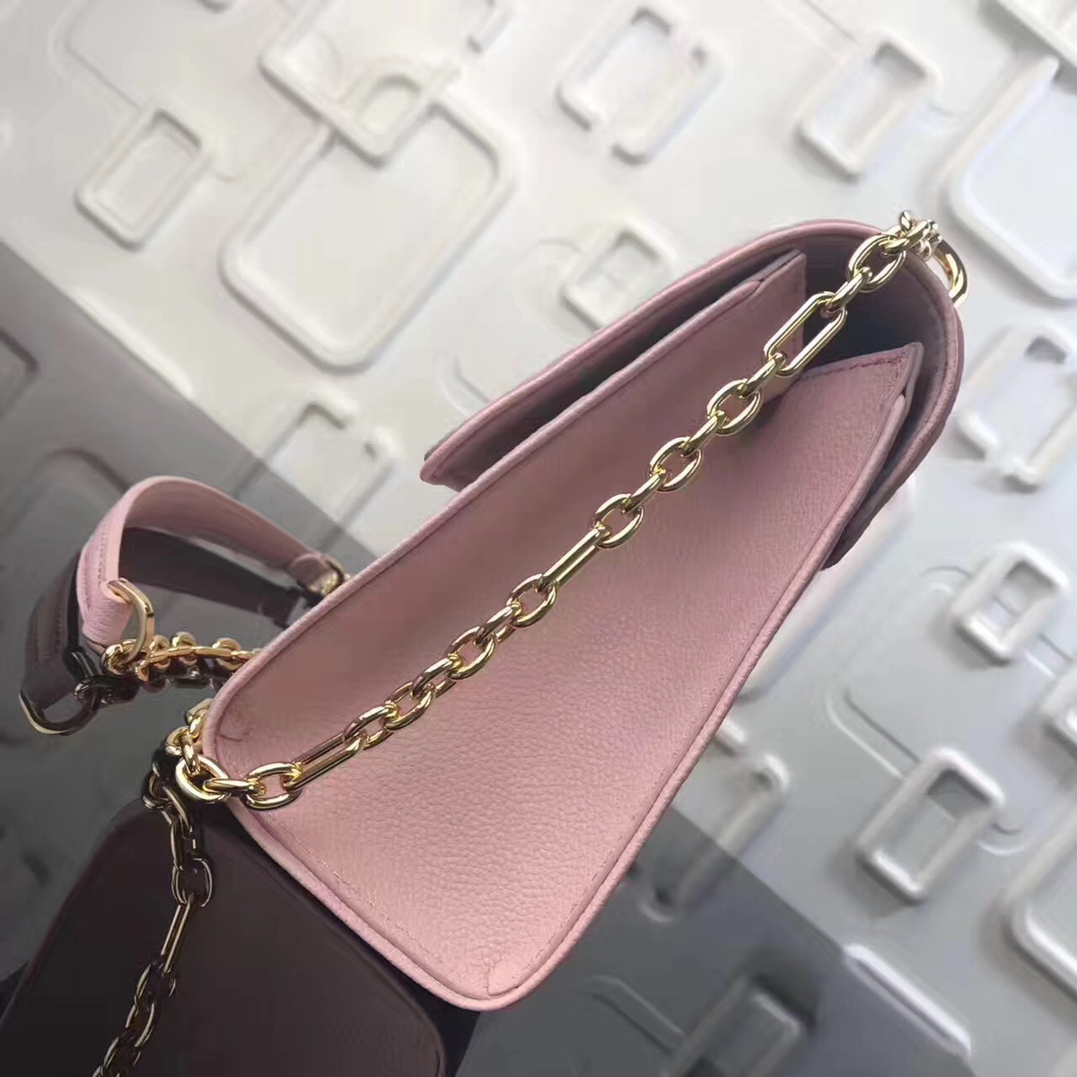 L0vis Vvtt0n Chain handbag M43393 Pink