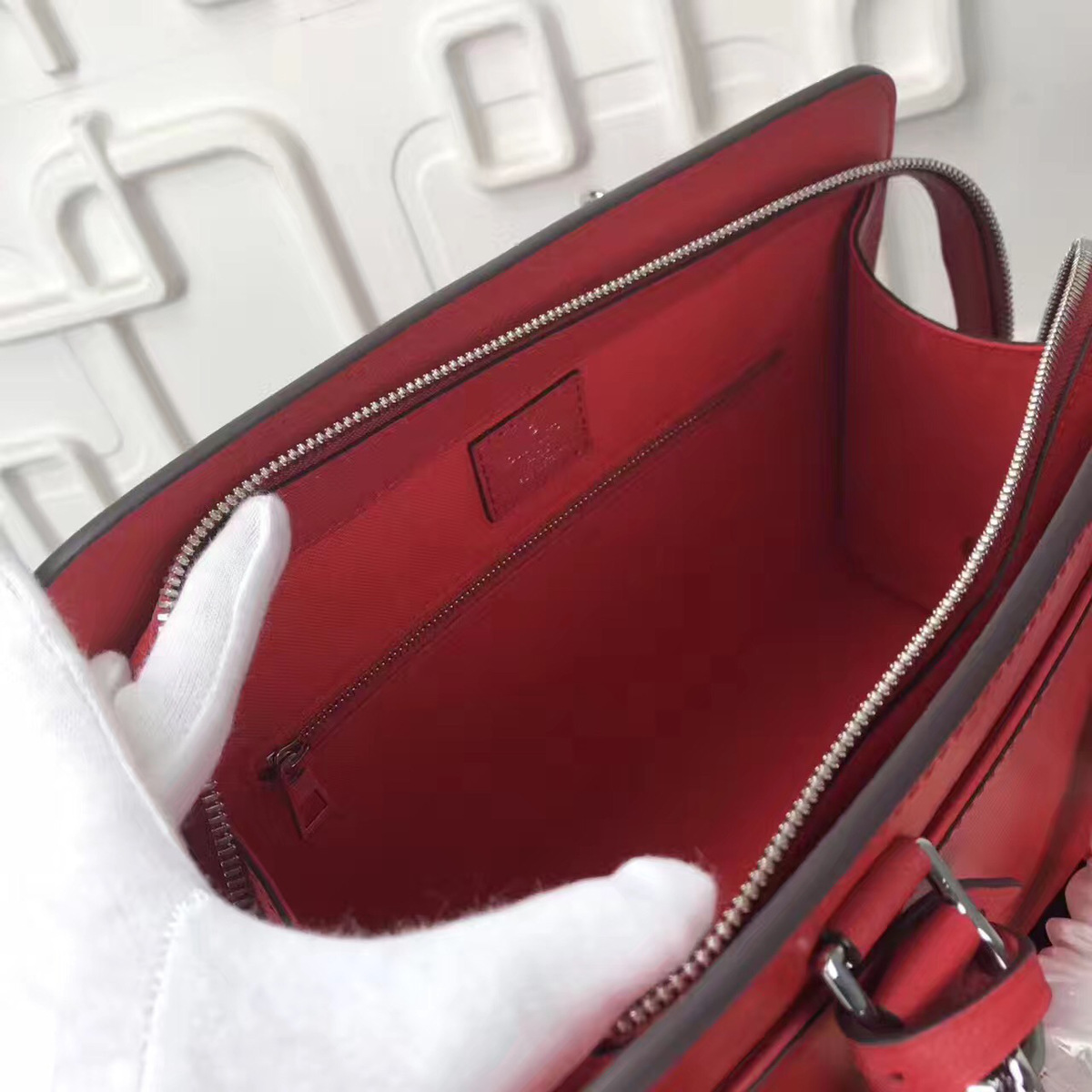 L0vis Vvtt0n Vaneau Cuir Ecume Leather Handbag Red