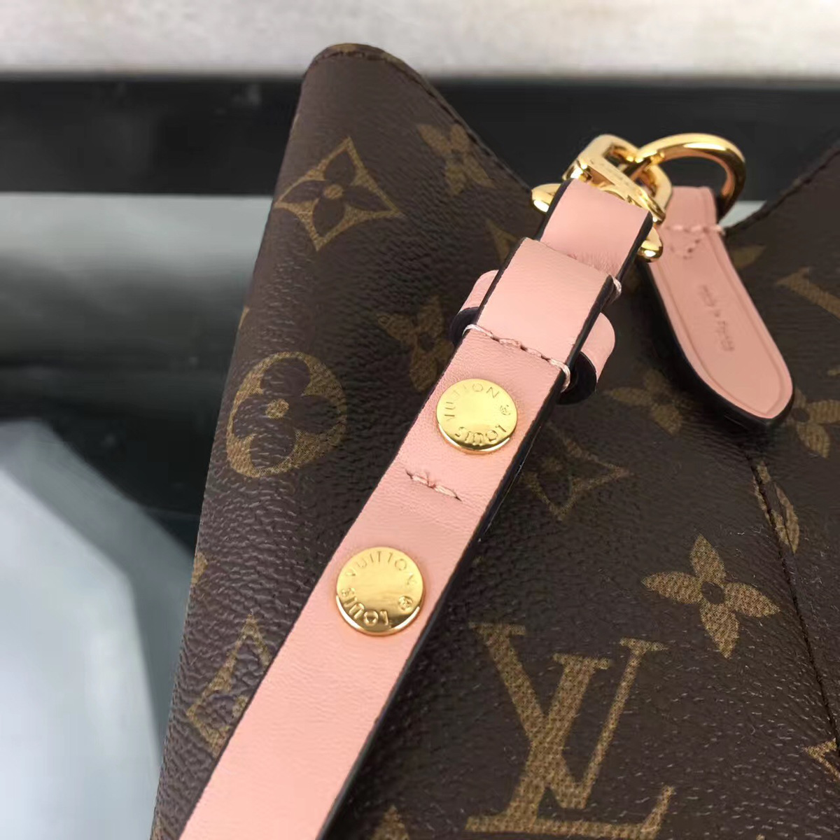 L0vis Vvtt0n Neonoe Monogram Calfskin Bucket Bag Pink M44021