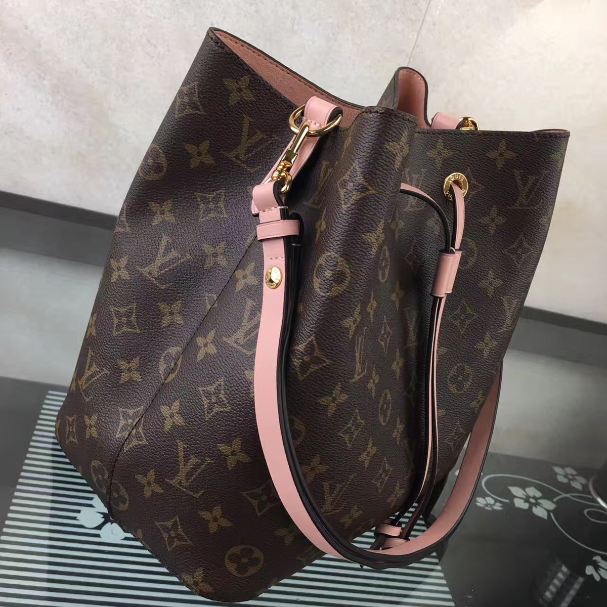 L0vis Vvtt0n Neonoe Monogram Calfskin Bucket Bag Pink M44021