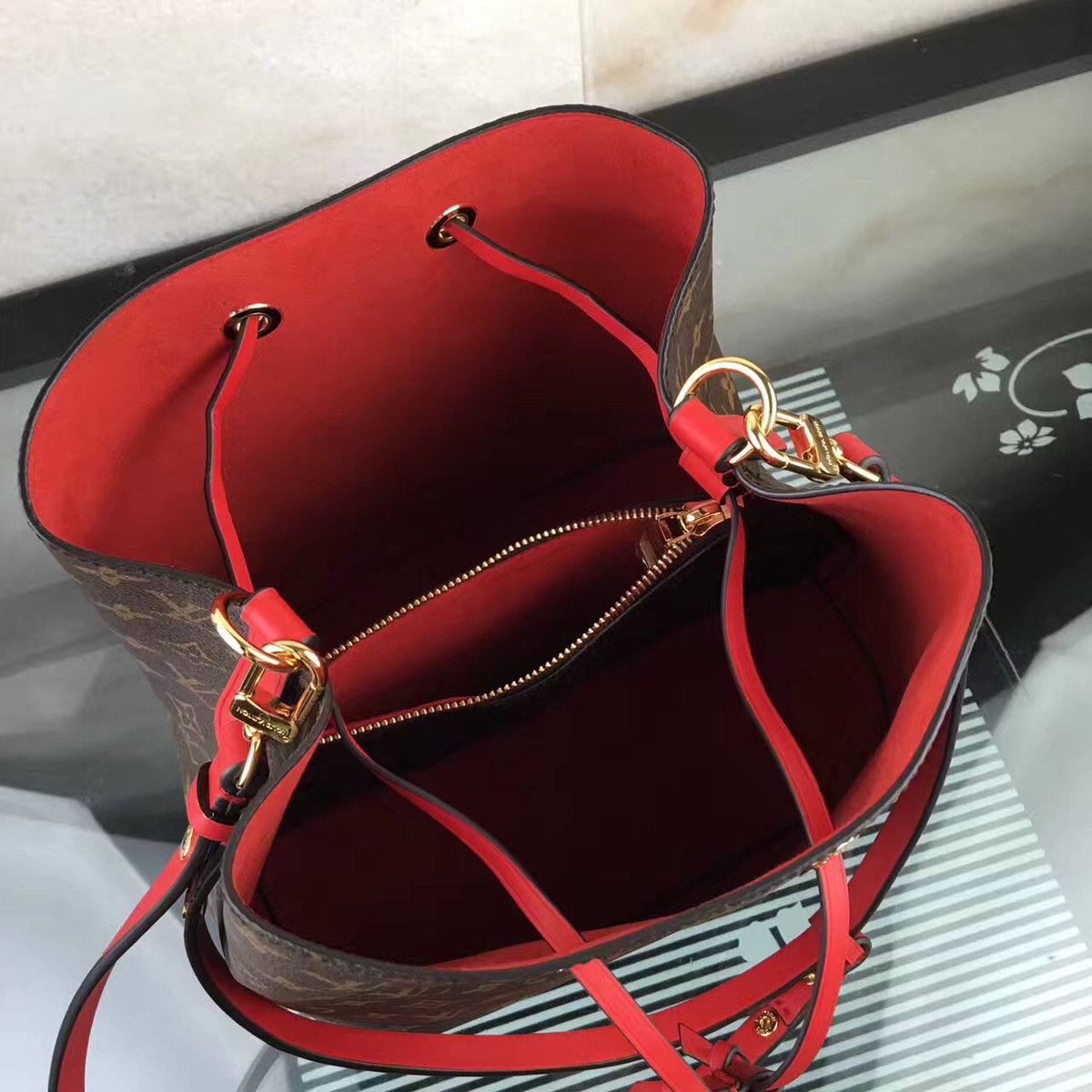 L0vis Vvtt0n Neonoe Monogram Calfskin Bucket Bag Red M44021