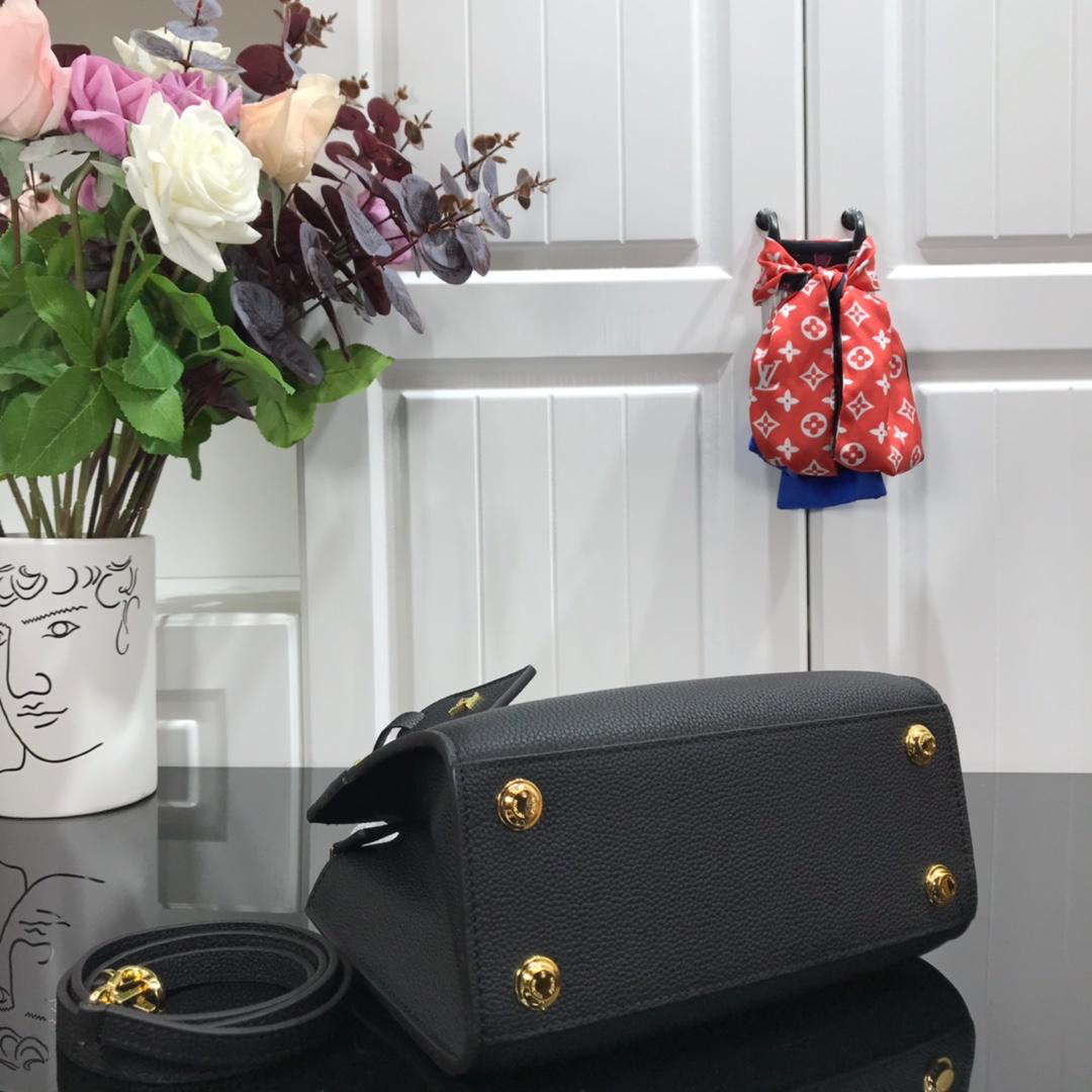 L0vis Vvtt0n 2019SS Mini Calfskin handbag Black