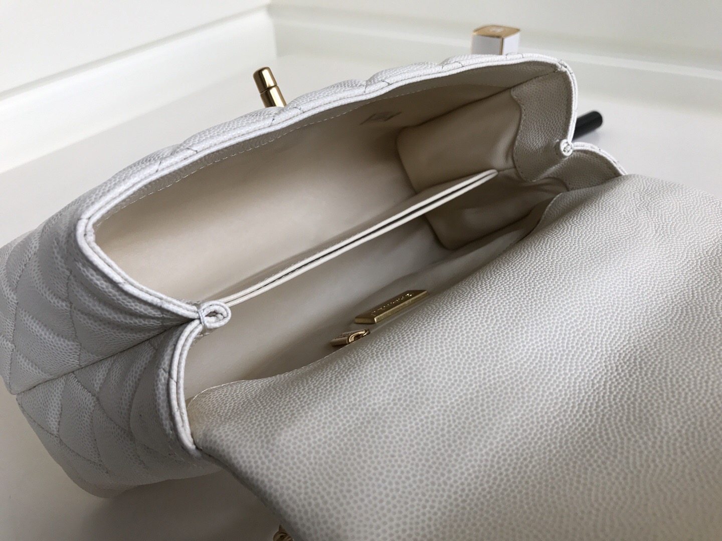 Chenal Coco Handle Gold Caviar White 24 cm