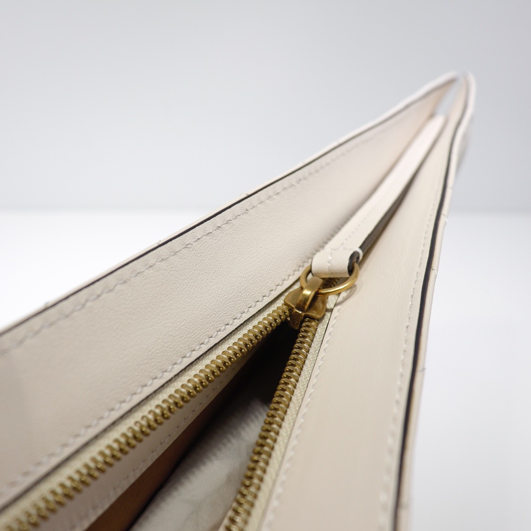 Gvc*1 Women GG Marmont matelassé clutch White 448450