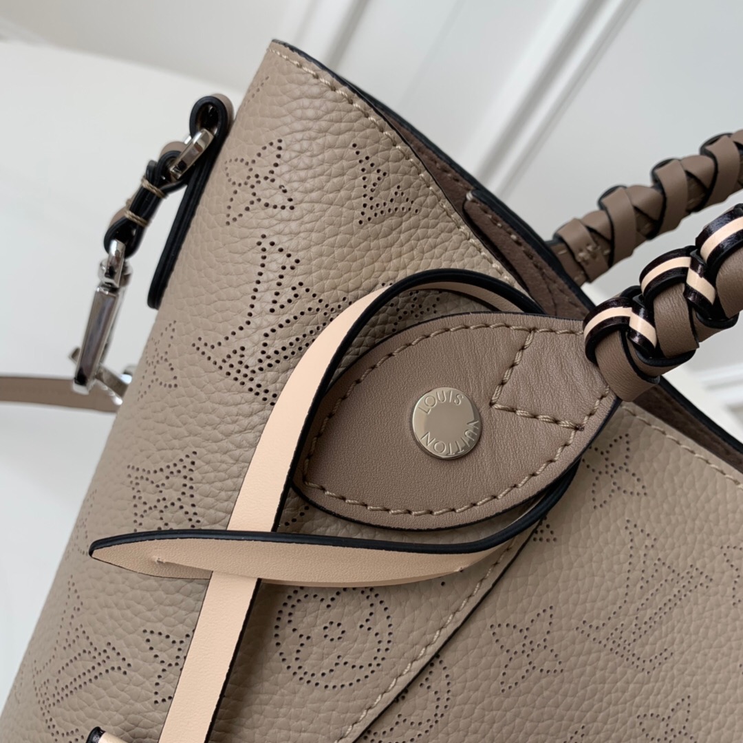L0vis Vvtt0n Hina PM Mahina Leather handbag M53938