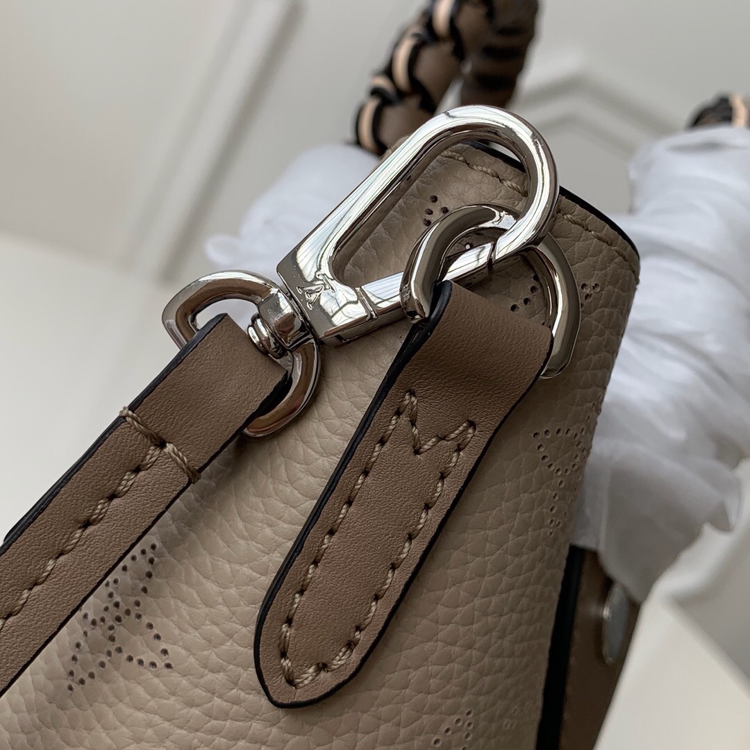 L0vis Vvtt0n Hina PM Mahina Leather handbag M53938