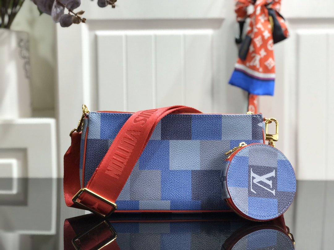 LV Pochette Favorite Monogram bag M44823