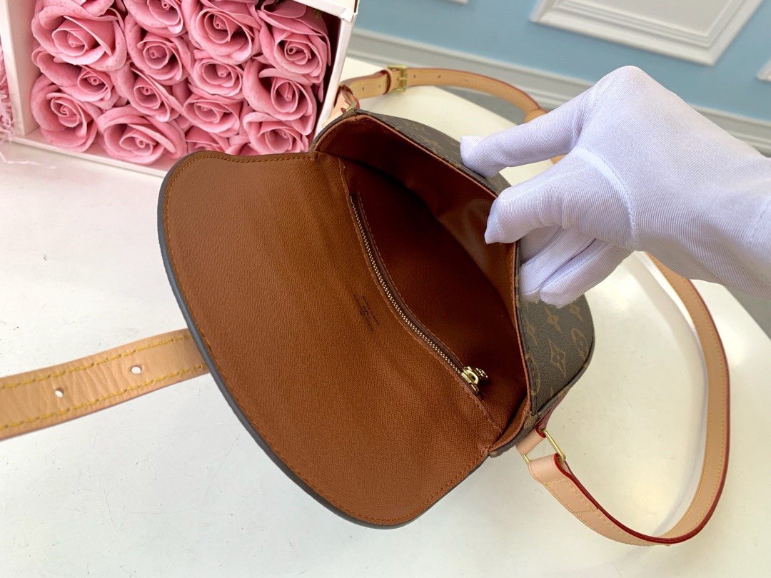 LV M45443 Retro saddle bag