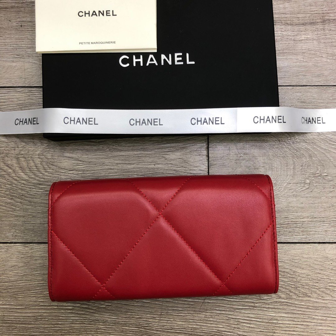Ch**el Wallet Red