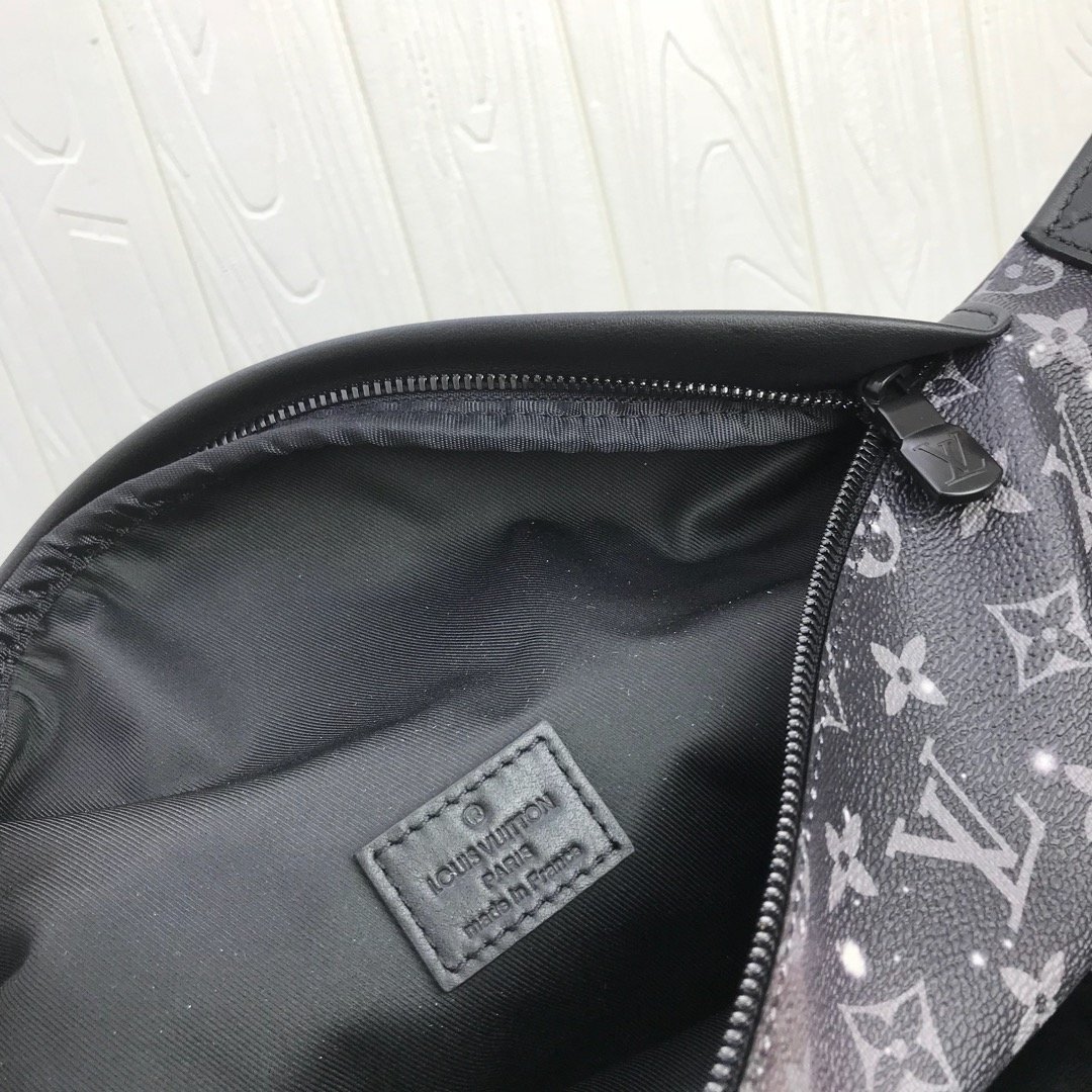 LV DISCOVERY BUMBAG Monogram Galaxy
