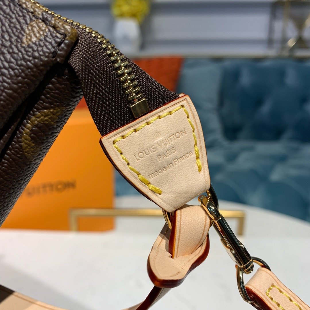 LV POCHETTE ACCESSOIRES