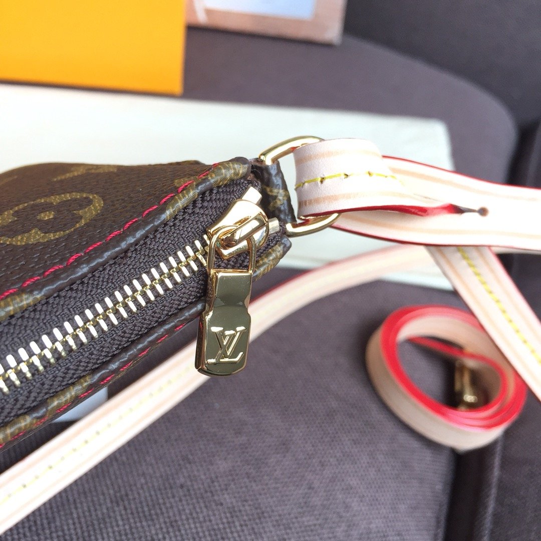 LV POCHETTE ACCESSOIRES MONOGRAM