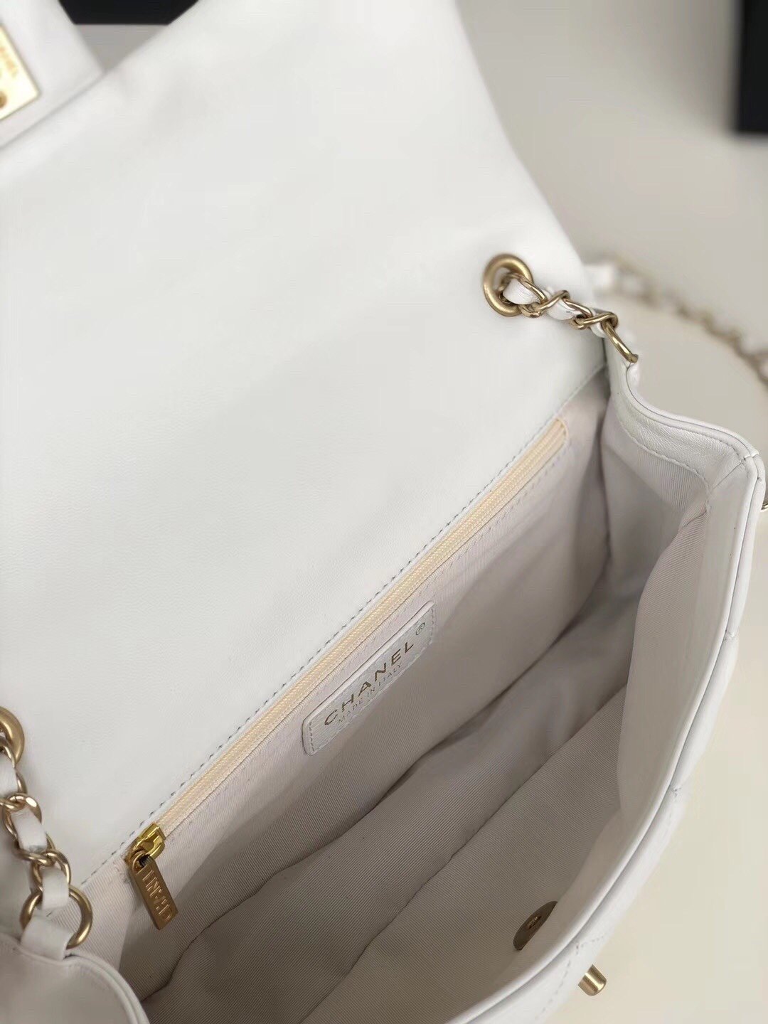 Ch**el Flap Bag Lambskin White 24cm