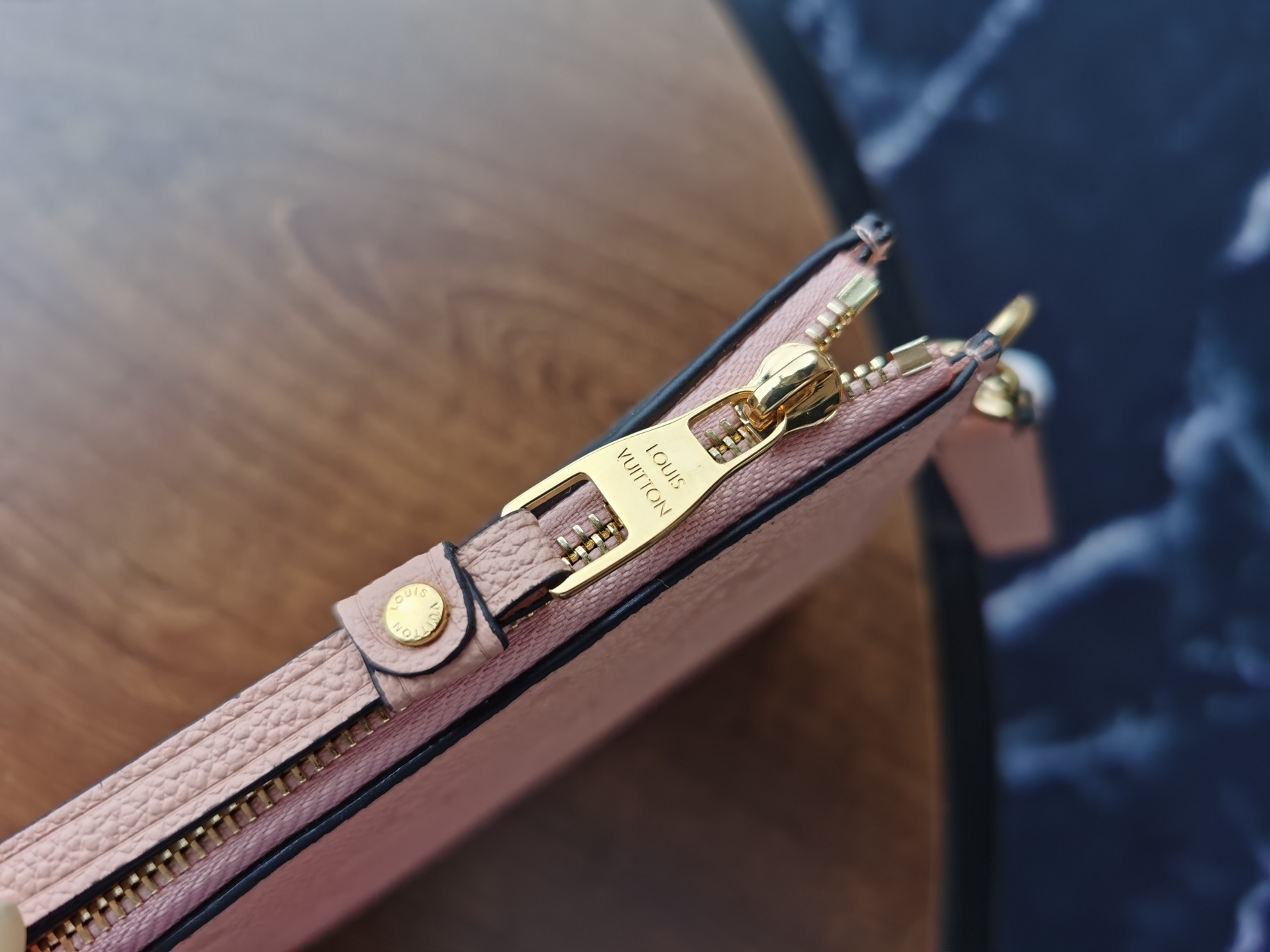 LV POCHETTE MÉLANIE MM