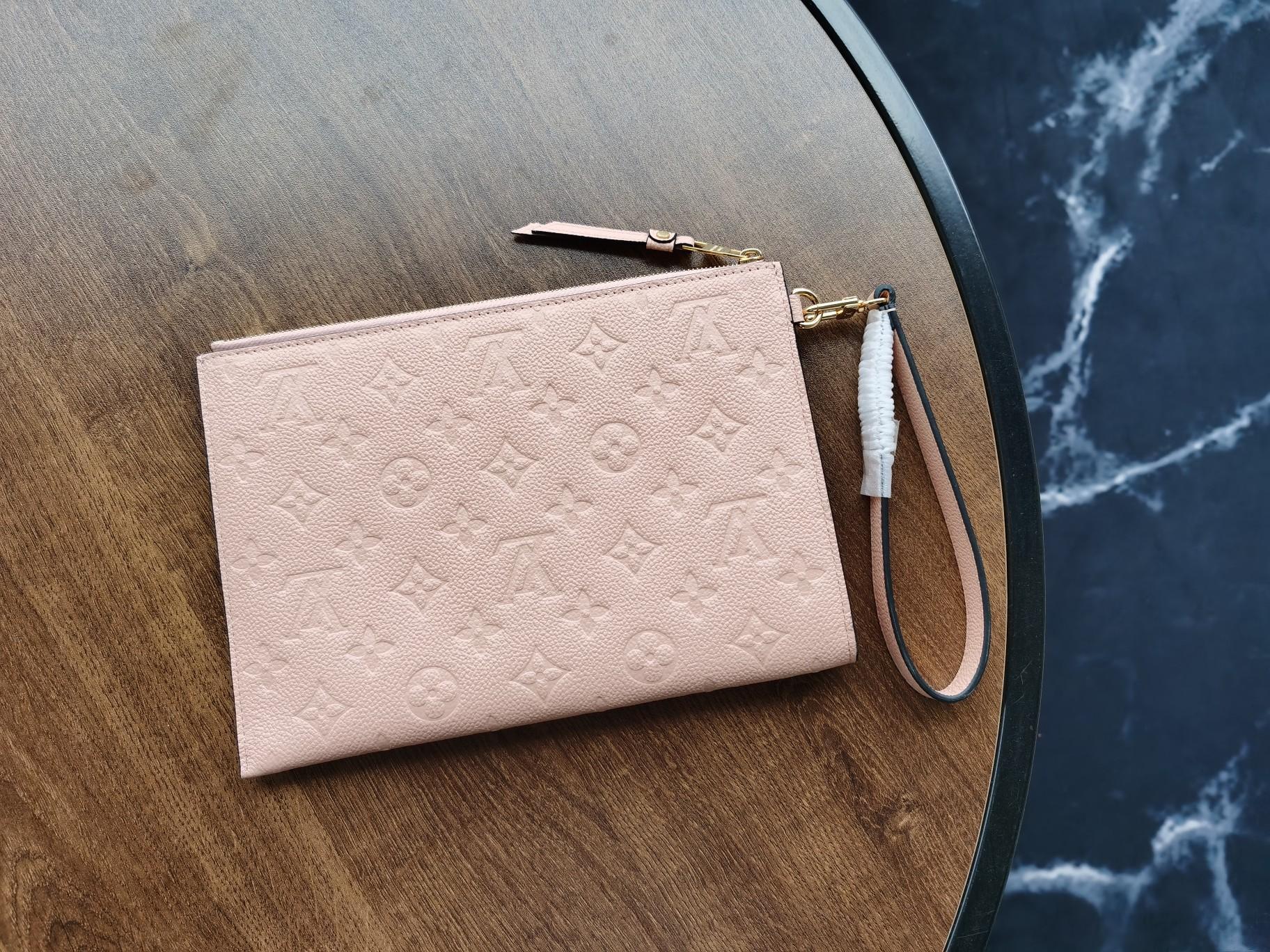LV POCHETTE MÉLANIE MM