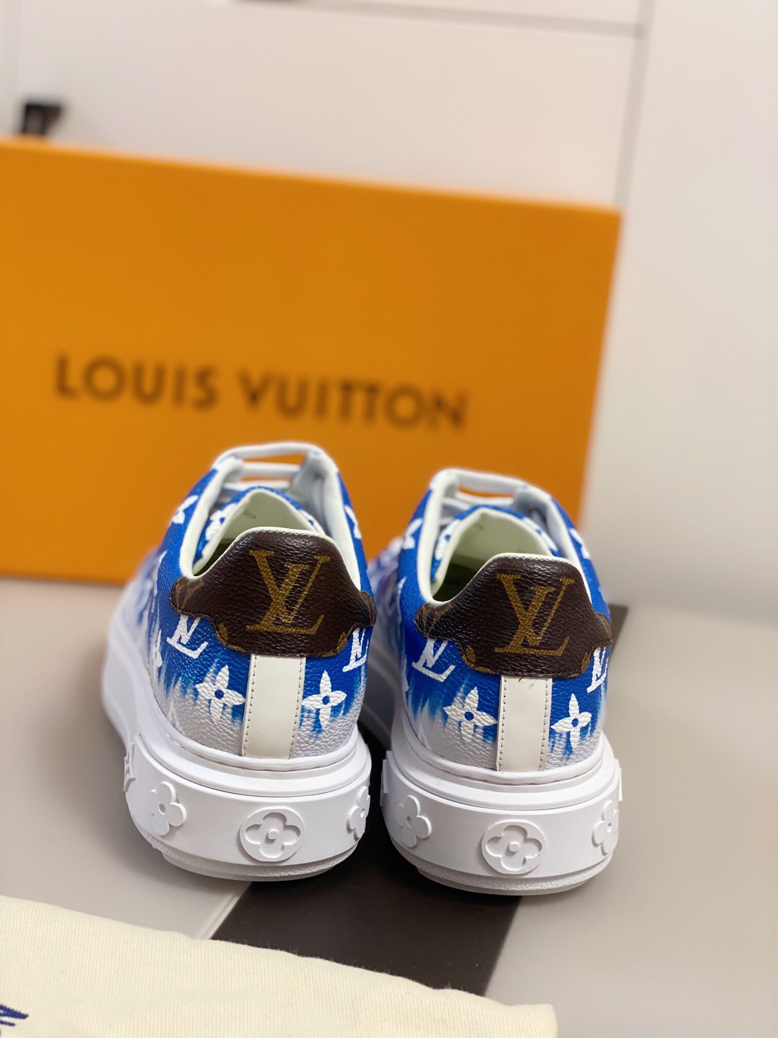 L0vis Vvtt0n Sneakers 001