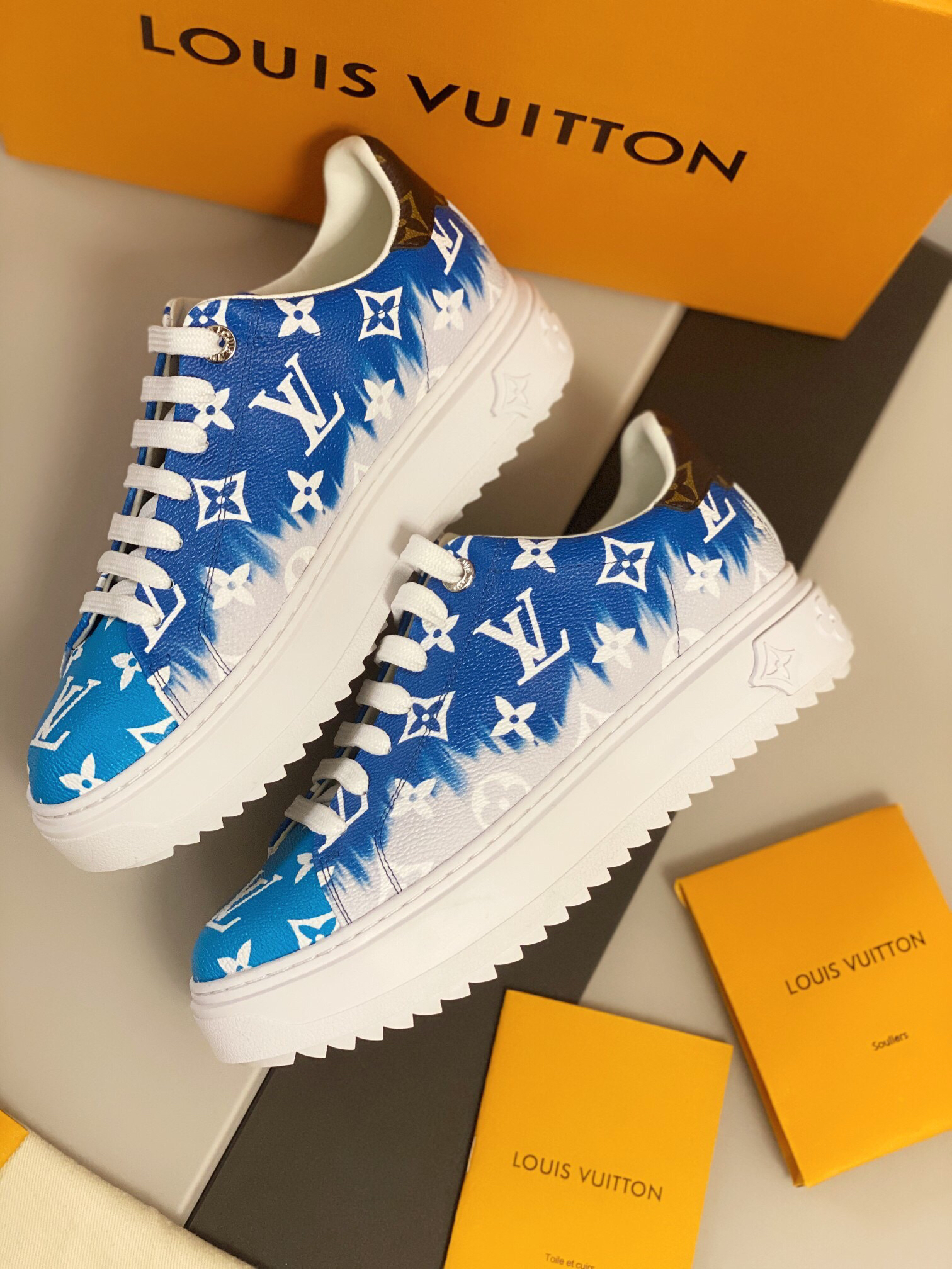 L0vis Vvtt0n Sneakers 001