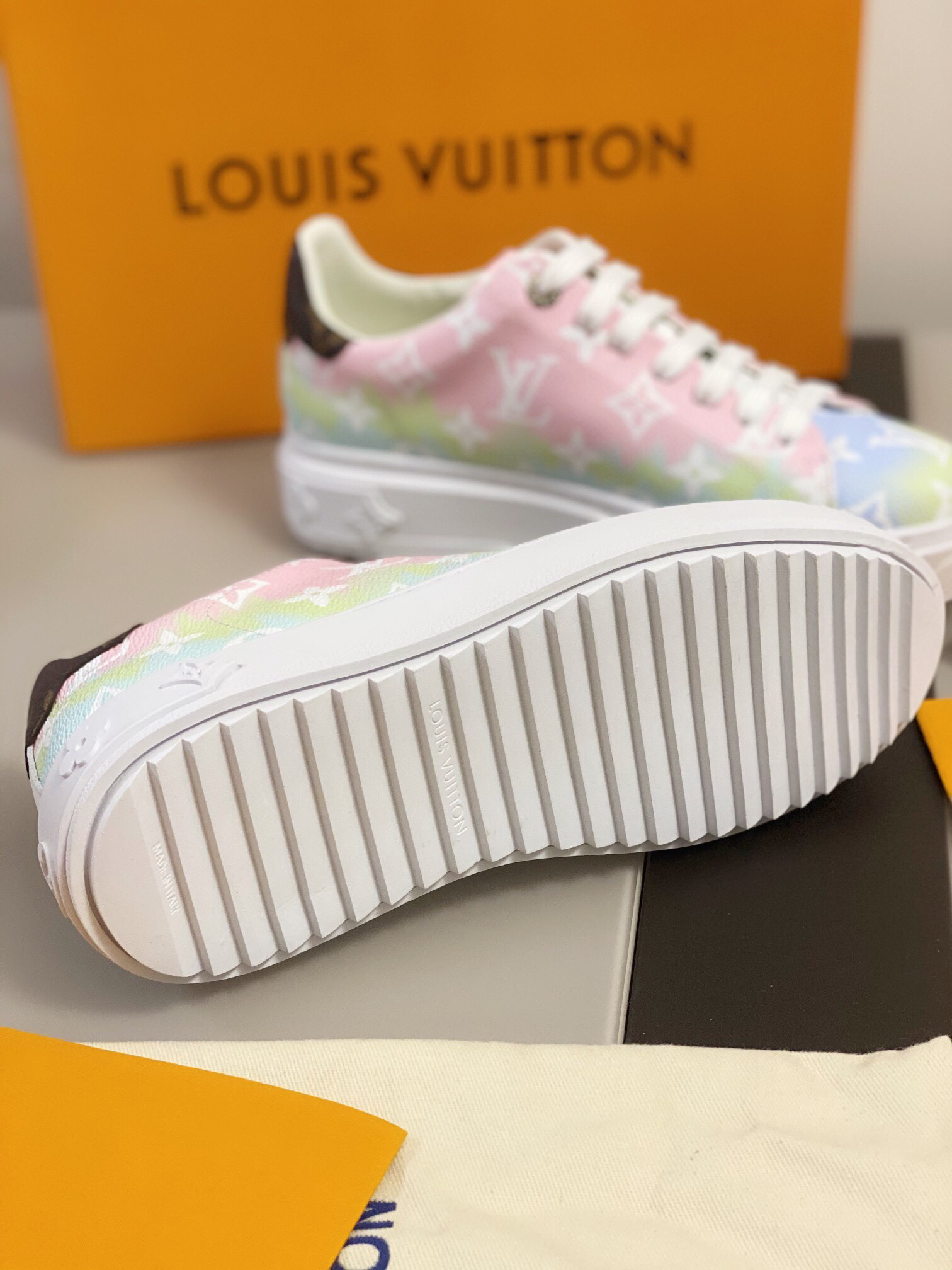 L0vis Vvtt0n Sneakers 002