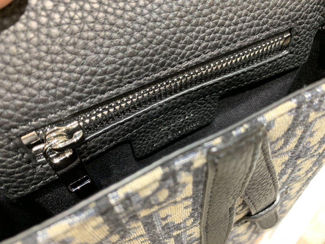 D10r Oblique Shoulderbag 16cm 001