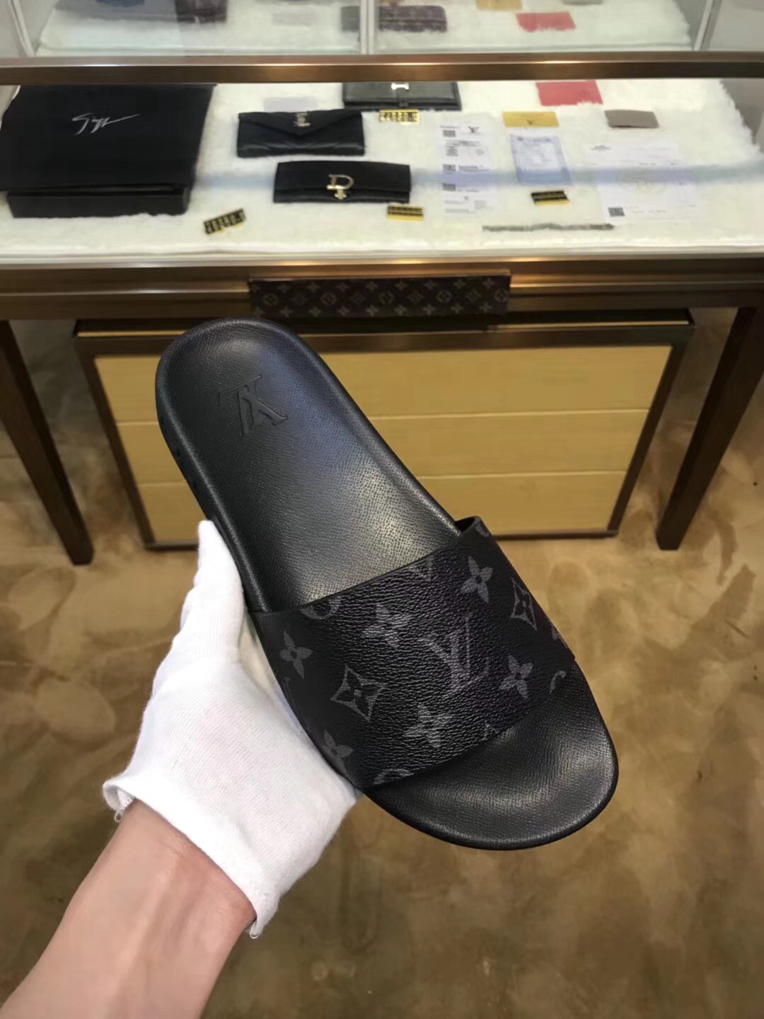 L0vis Vvtt0n Slipper 003