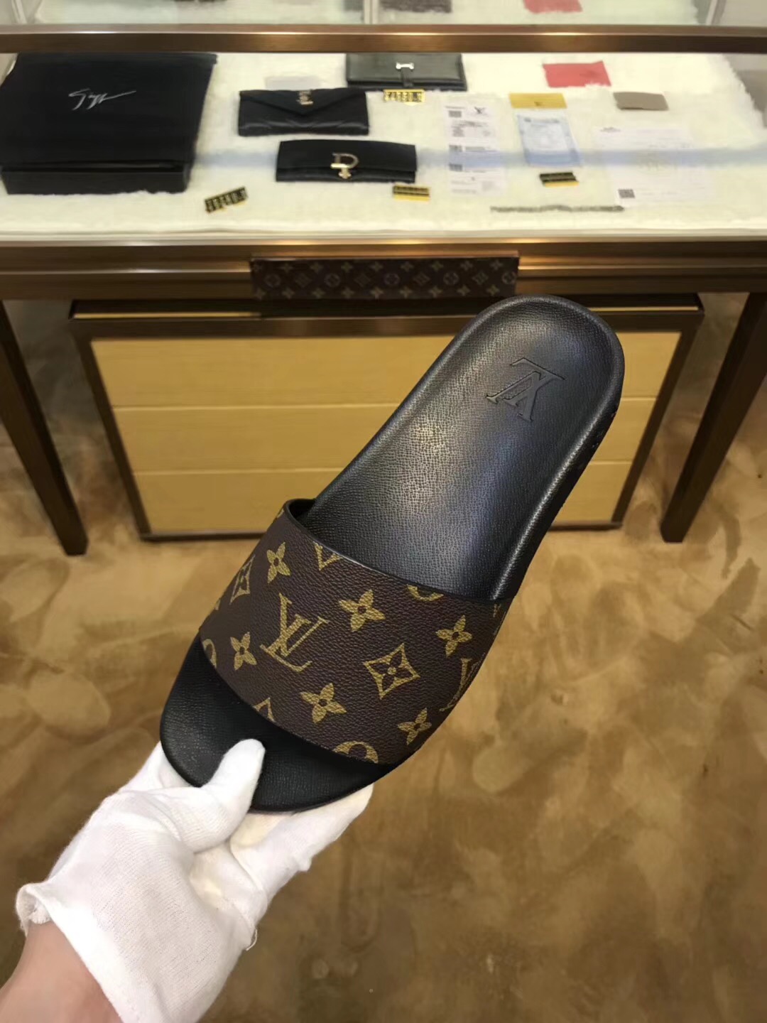 L0vis Vvtt0n Slipper 004