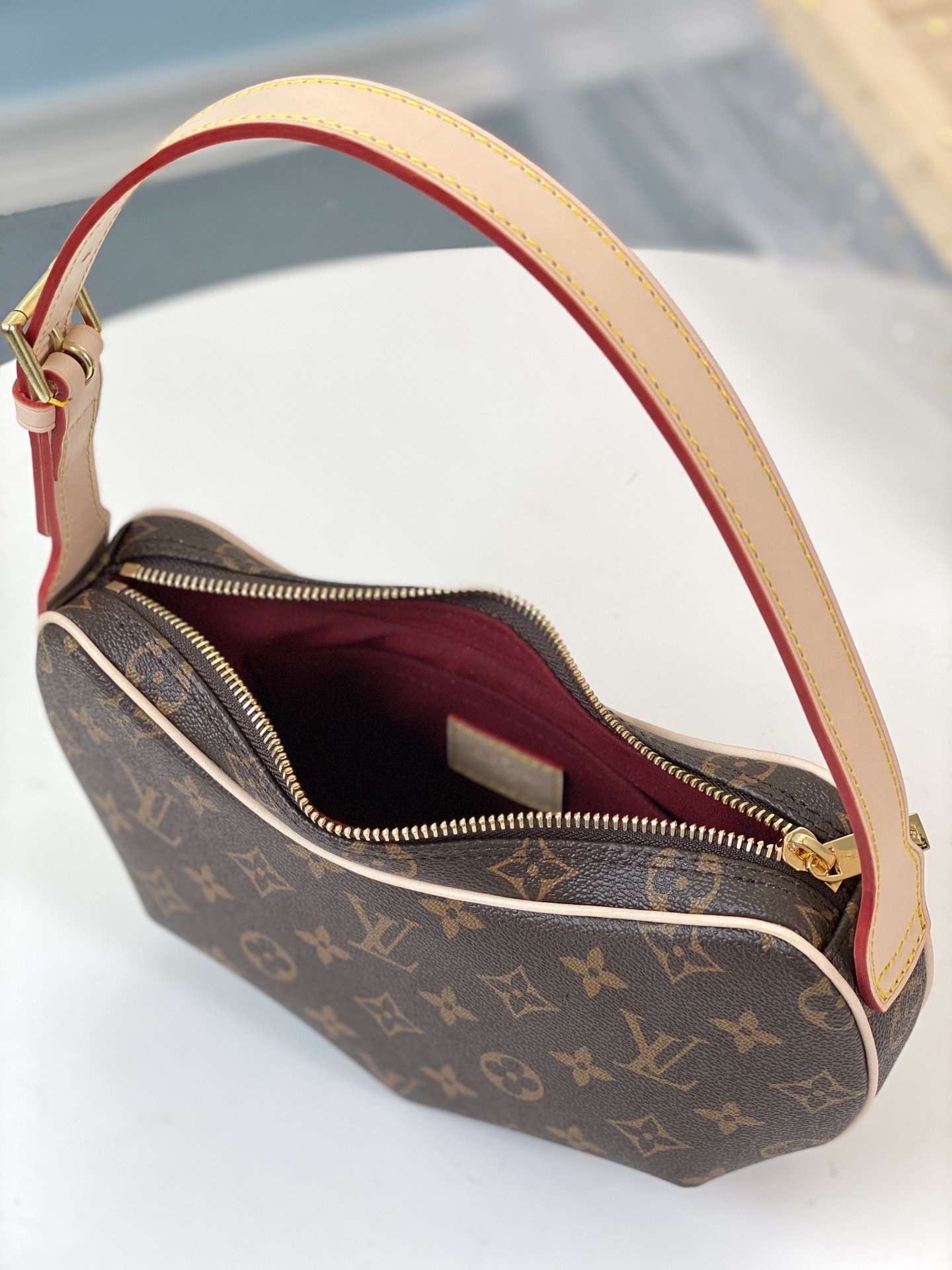 L0vis Vvtt0n Monogram Croissant GM Bag M51511