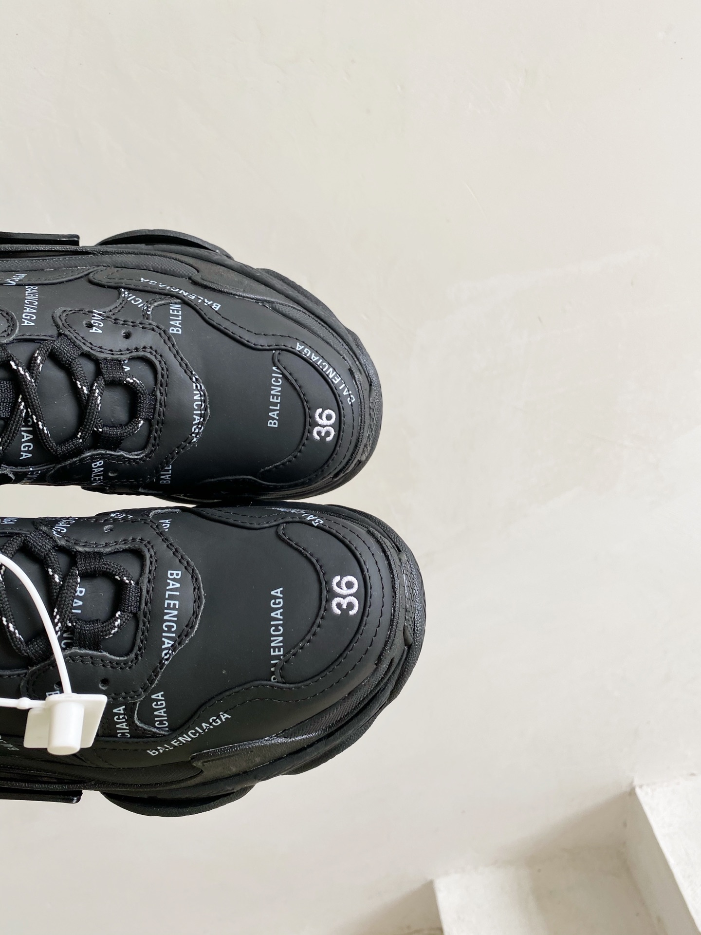Ba1en*iaga Sneakers 001