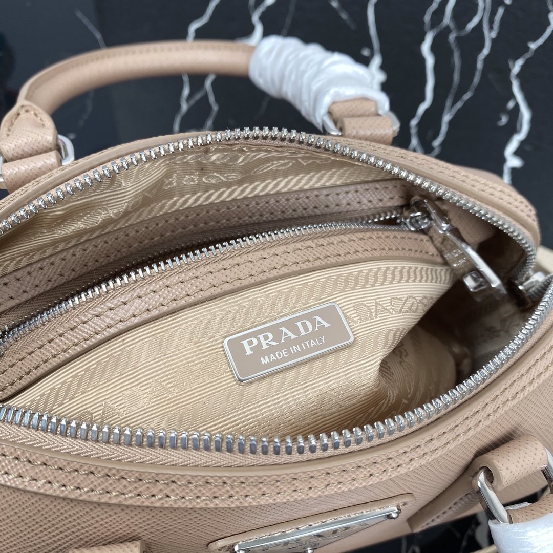 Pra*a RE-EDITION 1BB846 005