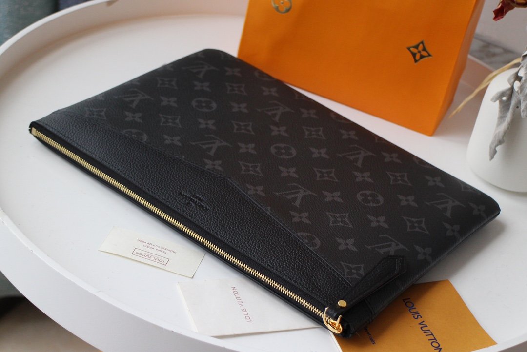 L0vis Vvtt0n Daily Pouch 001