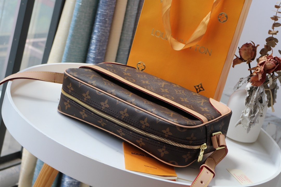 L0vis Vvtt0n Trocadero 27 Shoulder Bag