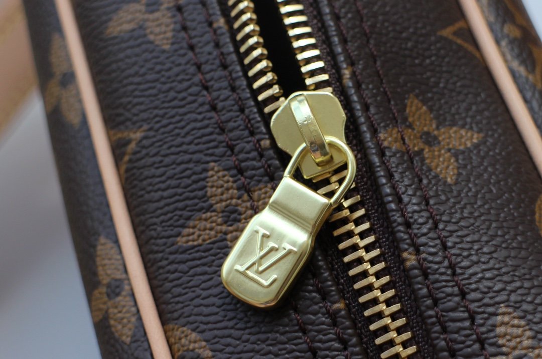 L0vis Vvtt0n Trocadero 27 Shoulder Bag
