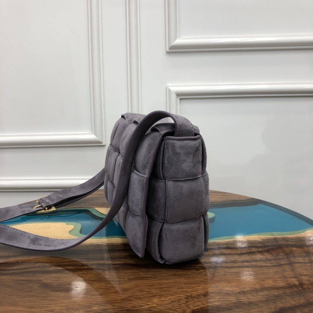 B0tt*ga Ven*ta Cassette Bag 001