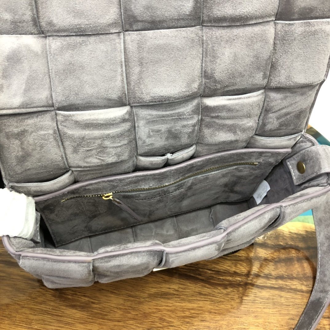 B0tt*ga Ven*ta Cassette Bag 001
