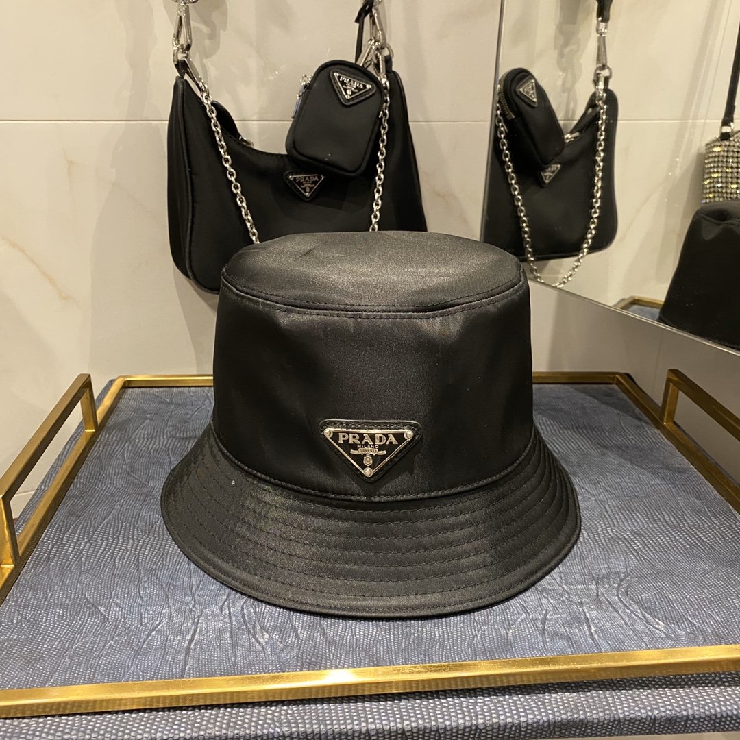 Pra*a Hat Black