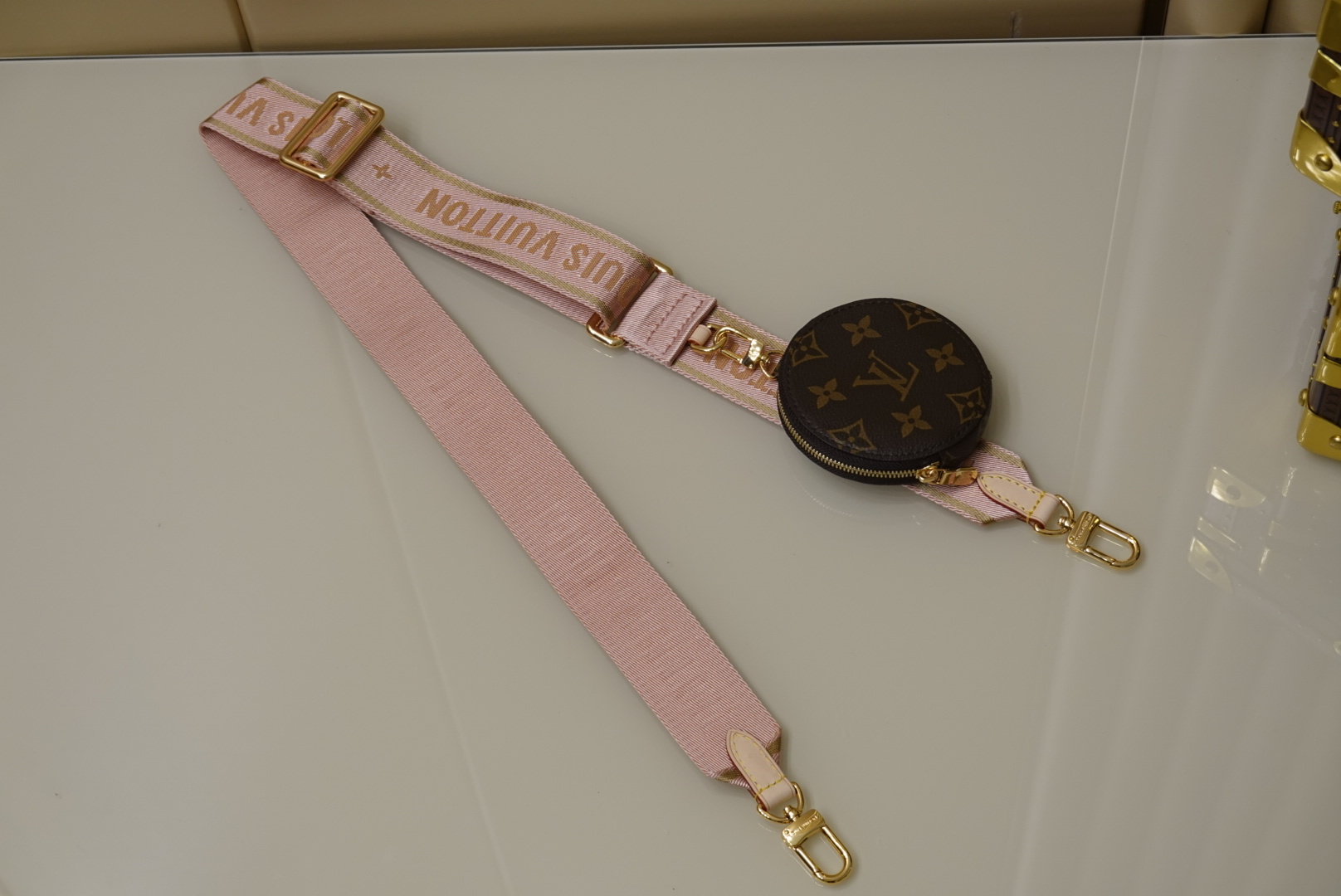 L0vis Vvtt0n Strap