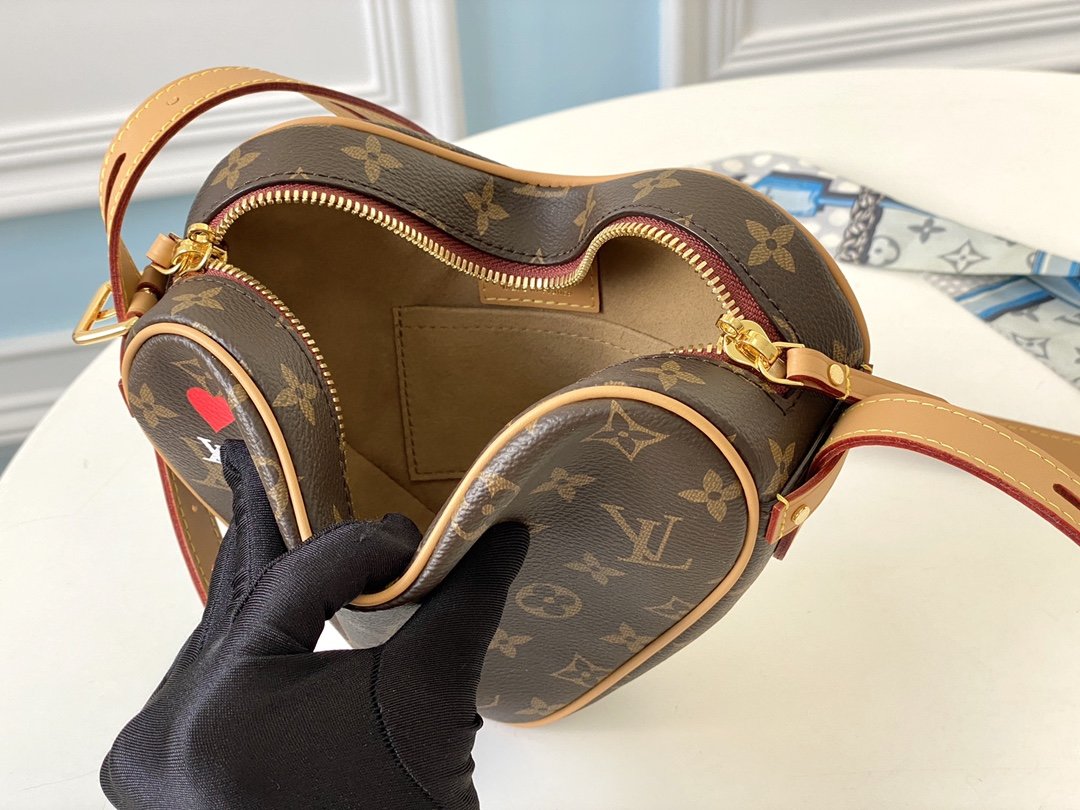 LV M45149 Nicolas Ghesquière Monogram
