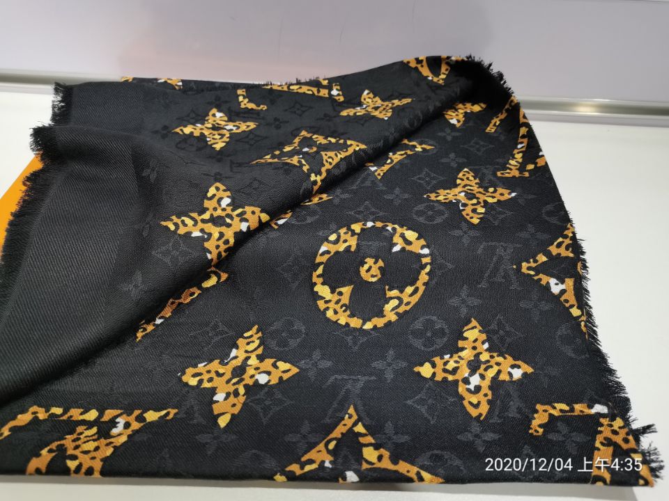 L0vis Vvtt0n Scarf