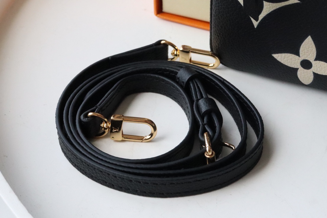 L0vis Vvtt0n Double Zip Pochette Monogram