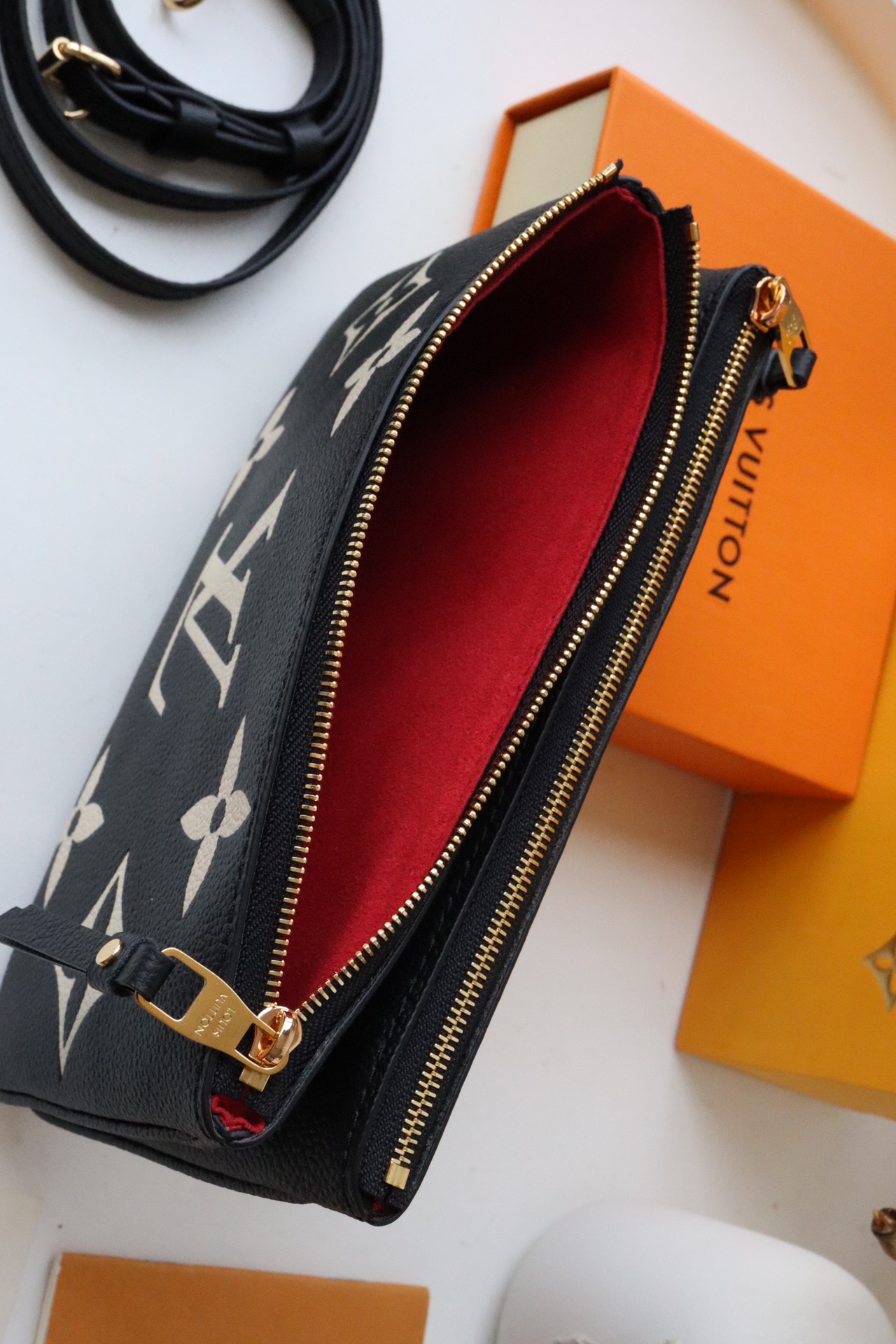 L0vis Vvtt0n Double Zip Pochette Monogram