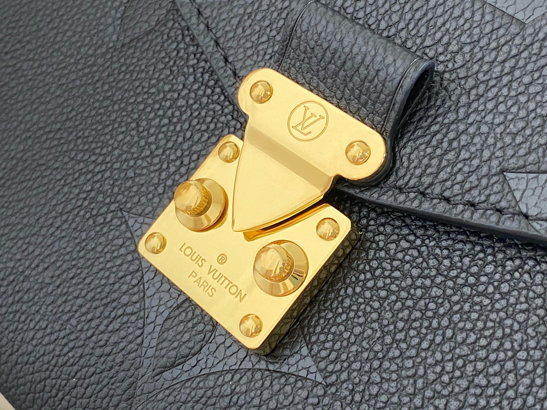 L0vis Vvtt0n Pochette Metis Bag with black